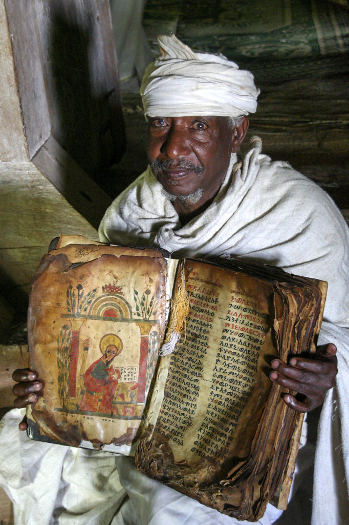 9. Ethiopie - Meer van Tana. Priester in kerk