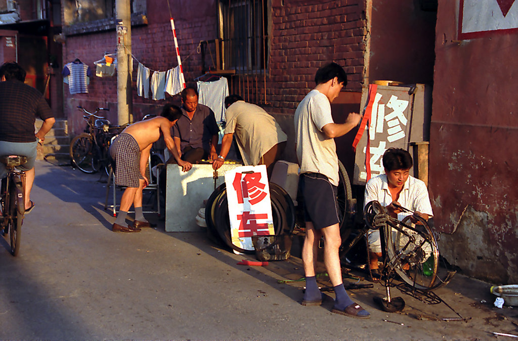 7. Beijing - Fietsenmaker langs de weg